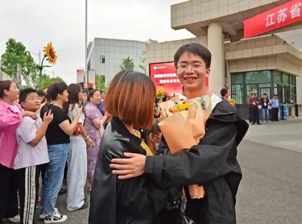 2025年江西高考物理類本科線預估_預測2025江西高考分數_2025年江西高考歷史類特控線預測