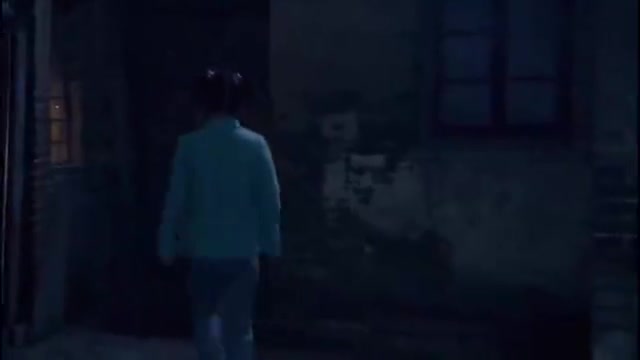 梦到自己死了变成了鬼，却仍过着人的生活，镜中那张超白但熟悉的脸