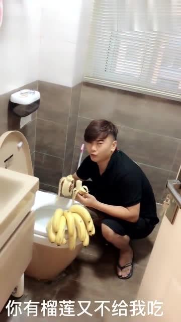 马桶恶搞吃面视频，
