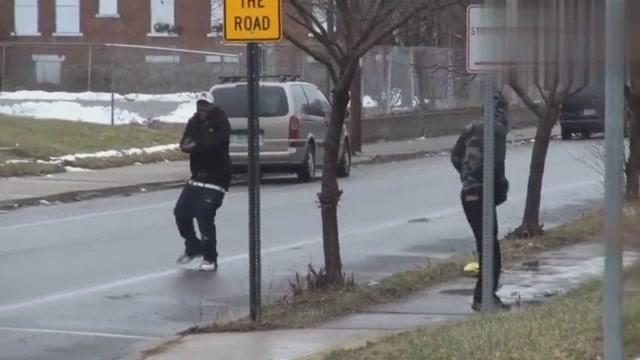 街头恶搞捡手机路人视频，街头恶搞捡手机路人视频大全