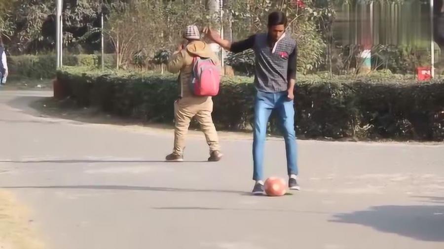 足球可以踢到水泥路上吗，足球可以踢到水泥路上吗视频