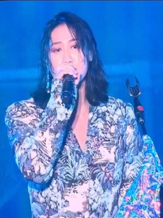 陈粒现场献唱 小半 ,一身花裙子尽显女人味