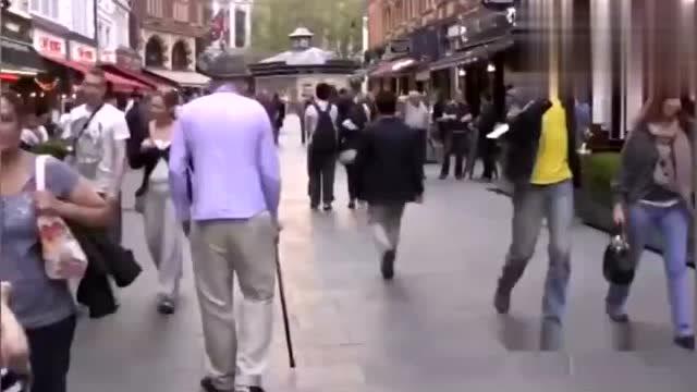 国外街头恶搞老大爷视频，国外街头恶搞老大爷视频大全