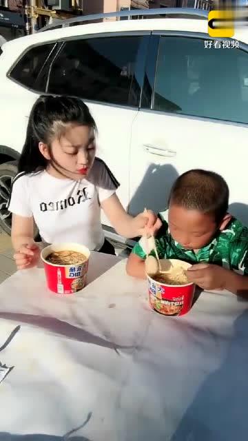老外恶搞视频吃泡面图片，老外恶搞视频吃泡面图片大全