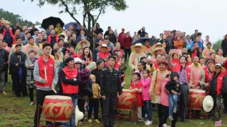 老年旅行团 只要几百块钱,难道旅行社不怕亏本 一导游说出实情
