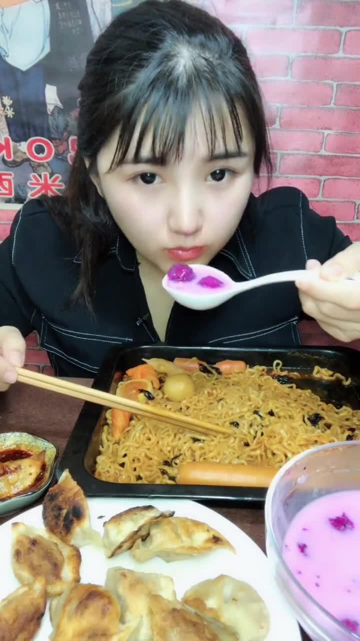 小姐姐深夜放毒,荷包蛋 水果捞和方便面的组合完美,吃饱就睡