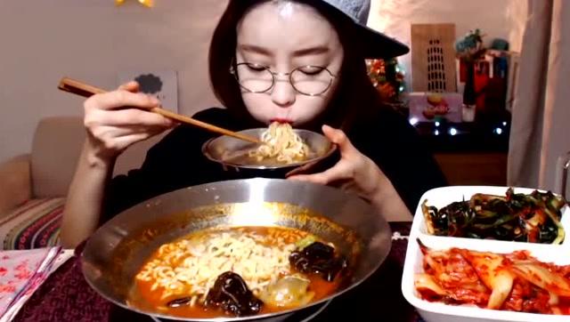 韩国大胃王小姐姐吃辣泡面,搭配泡菜吃,硬塞嘴里很过瘾
