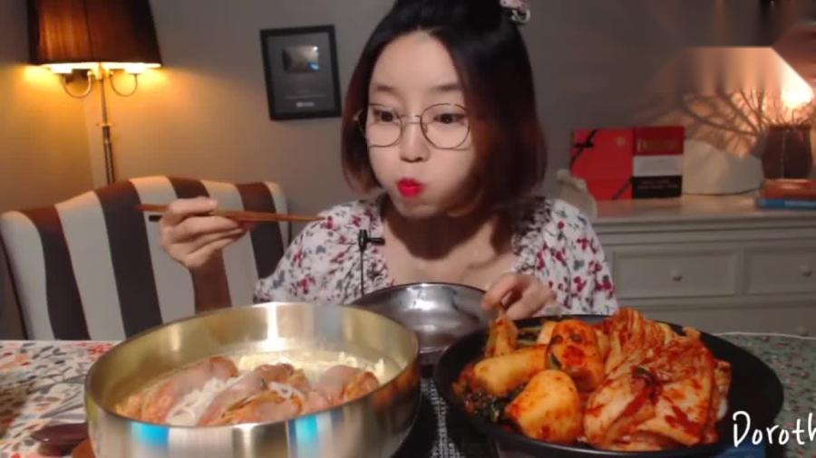 韩国大胃王小姐姐吃泡面,搭配螃蟹馅饺子,一口一口吃很过瘾