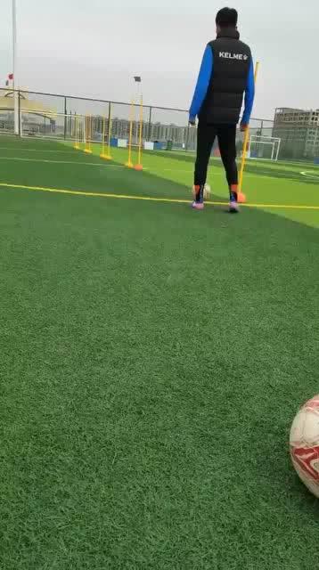 足球绕杆容易满分吗，足球绕杆容易满分吗一个月