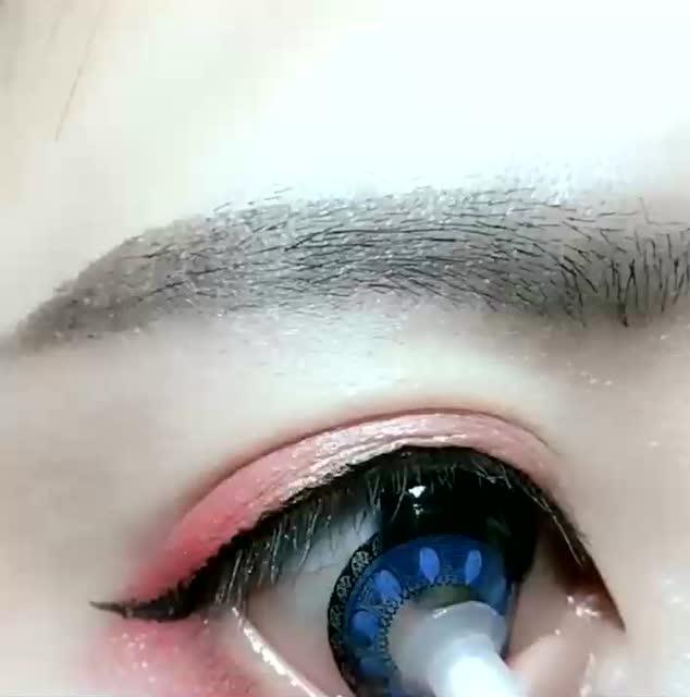 孔雀蓝美瞳画什么妆，孔雀蓝美瞳画什么妆好看