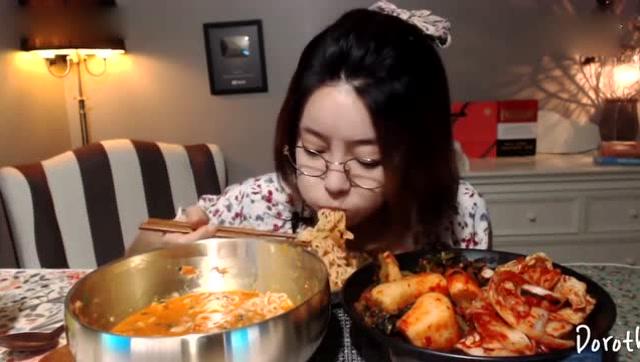 韩国大胃王吃泡面,搭配螃蟹馅饺子,一口一口吃很过瘾