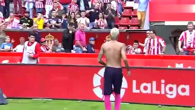 唱国歌时摸小球员：一个小动作背后的体育精神培养