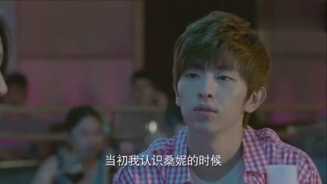 女人带弟弟到酒吧,弟弟的话让姐姐再也忍不住骂他没出息了