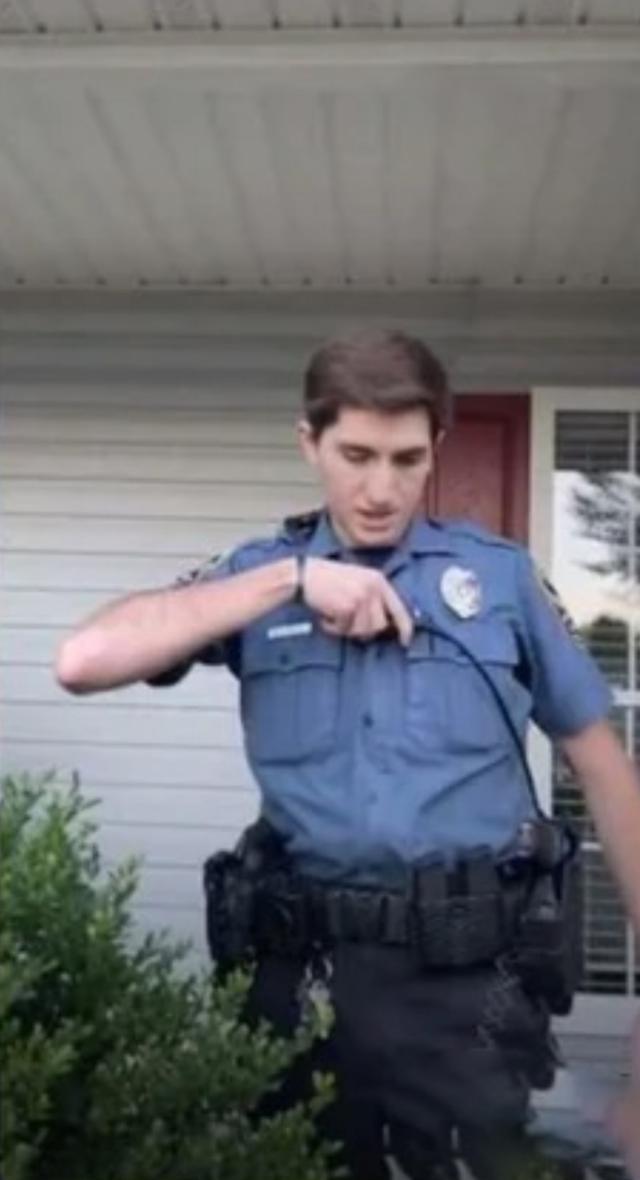 美国白人警察用电击枪制服黑人女子 引网友愤怒被开除 天天要闻