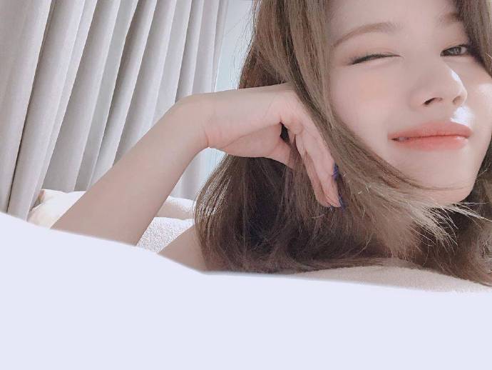 twice sana took a pure bed photo turned into a foodie and bluntly said i want to eat even after eating daydaynews