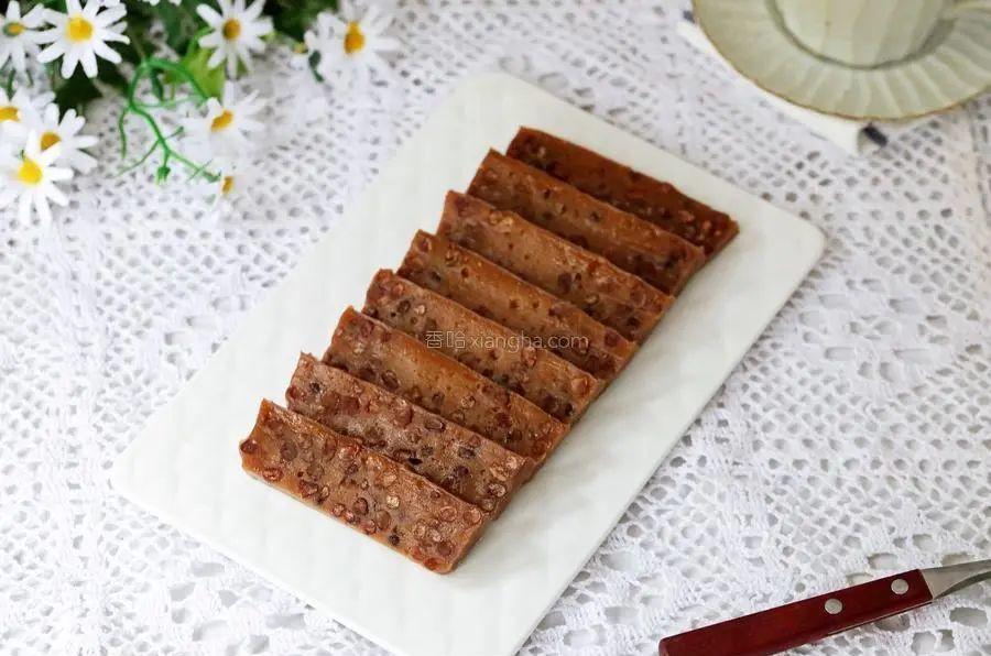 The delicious red molasses rice cake with honey beans is not sticky to