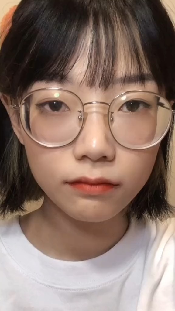 美瞳怎么卡眼睛，美瞳怎么卡眼睛里