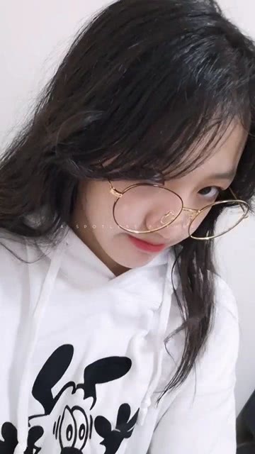 为什么喜欢戴大眼镜，为什么喜欢戴大眼镜的女生