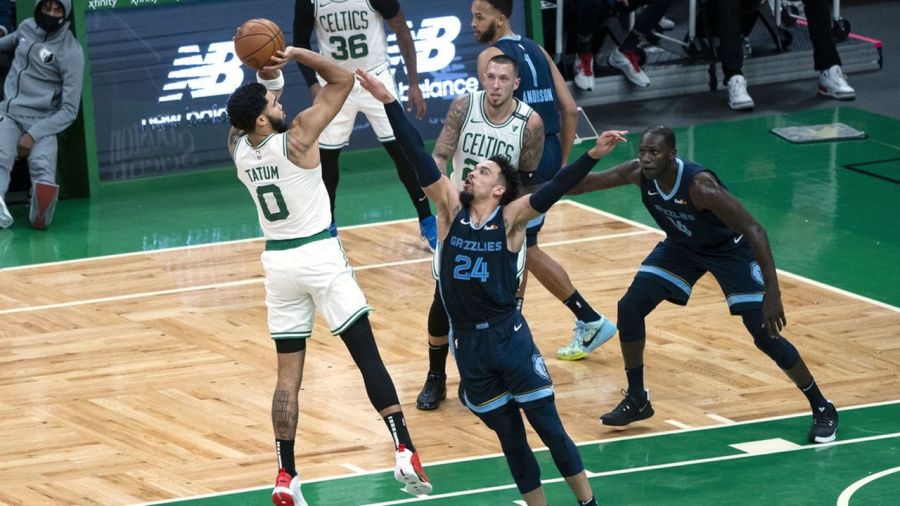 凯尔特人42号球衣风云：麦克格雷戈守护荣耀，霍福德退役悬念牵动绿军心弦