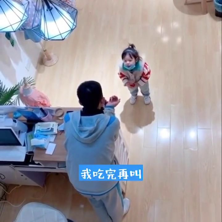 妹妹试图用糖来篡位,结果被哥哥忽悠了,还是快快长大吧 