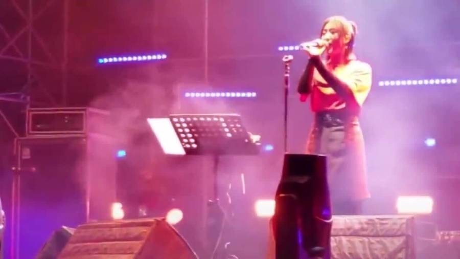 陈粒音乐节演唱 小半 ,引发全场观众大合唱,太感动了