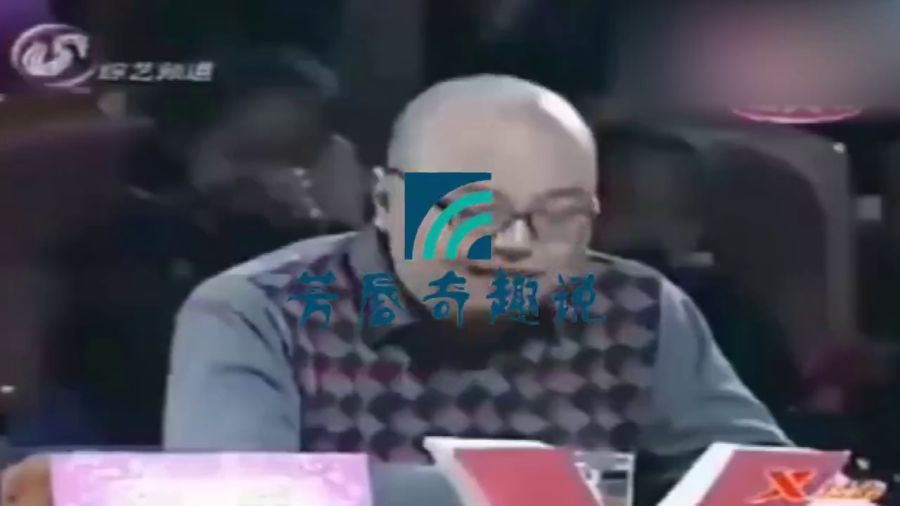 奇葩女子犹如 嗲版 凤姐,评委快被折磨疯了,直接按灯赶人下台