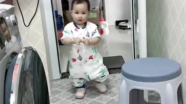 梦境解析，梦见厕所屎尿满盈，难以冲刷