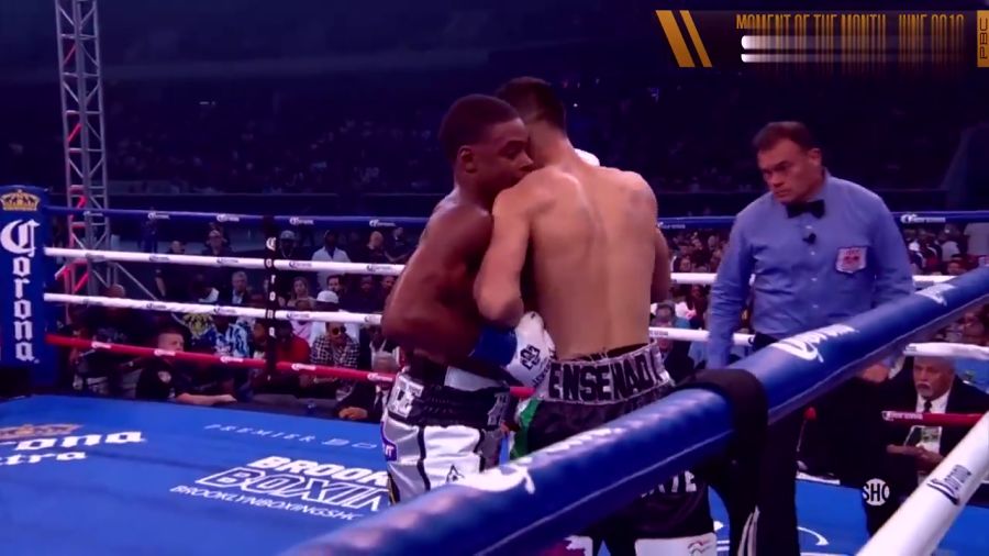 小斯彭斯一回合KO奥坎波，拳王“爆肝”完美二卫冕