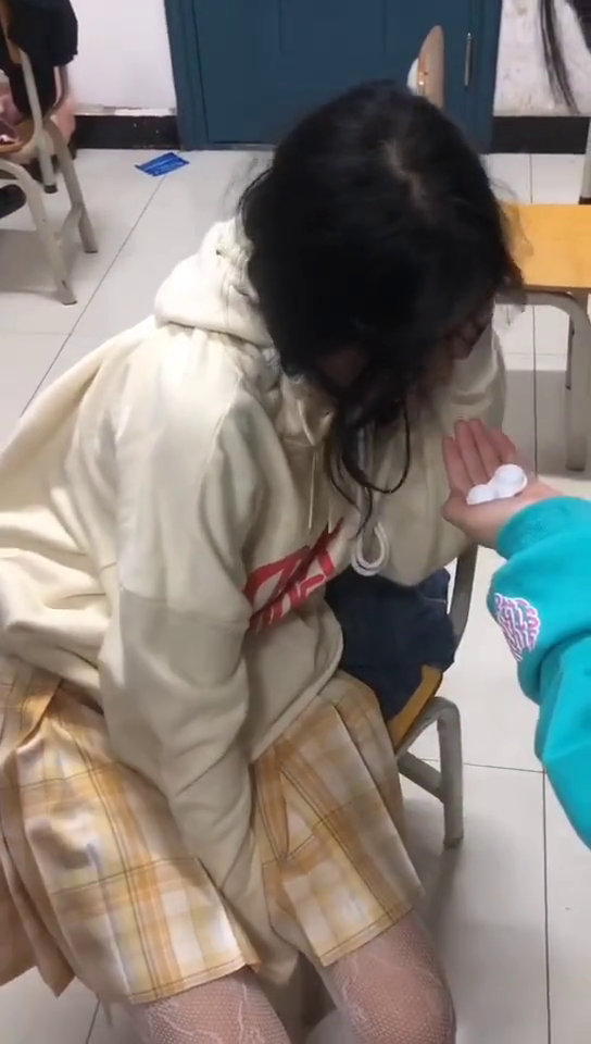 怎么帮别人带美瞳，怎么帮别人带美瞳呢