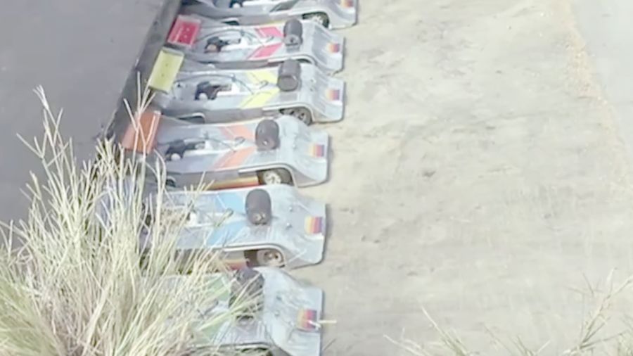 本以为这些遥控车是来搞笑的,哪料每辆车都是炸弹,太可怕了