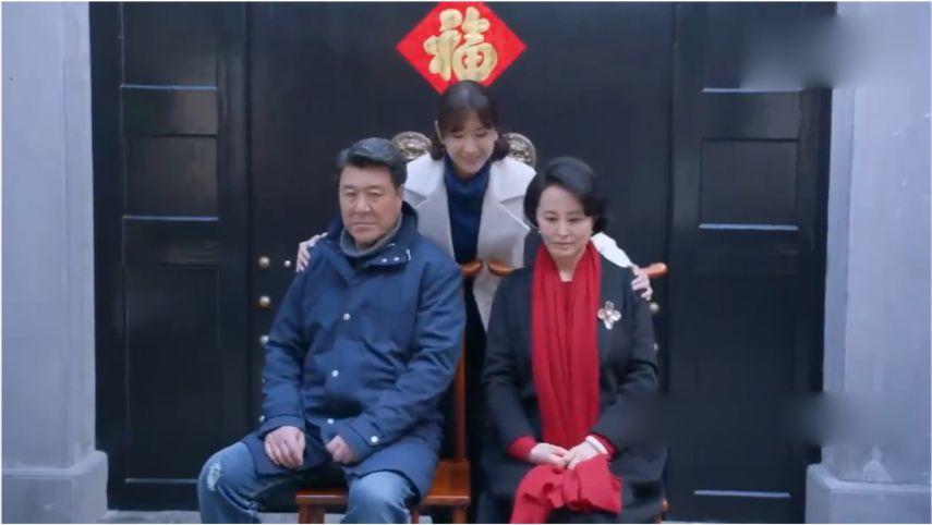 胡海泉与妻儿被拍到的全家出行画面，妻子怀抱女儿，两人并肩行走
