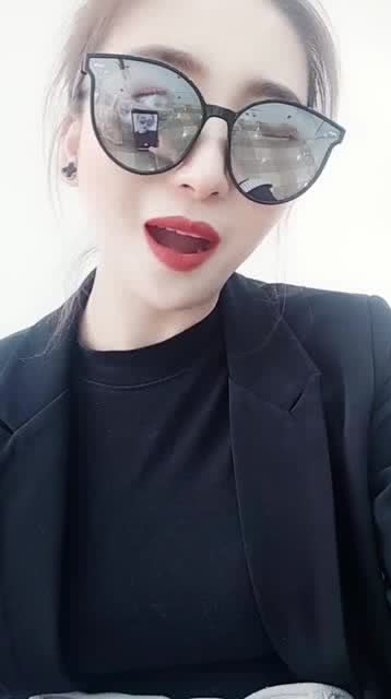 皮肤黑戴什么颜色眼镜，皮肤黑的人戴什么眼镜好看