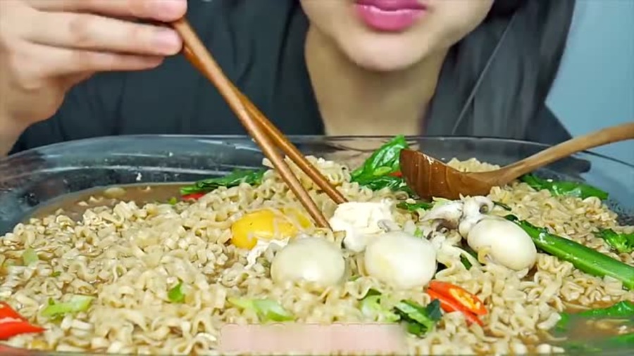 美食吃播 小姐姐吃海鲜泡面,搭配八爪鱼,q弹真好吃