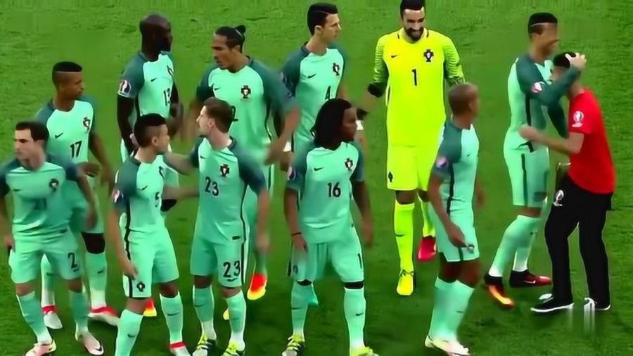 成长路上那些温暖的陪伴——盘点2026足球赛场球员与球迷感人瞬间