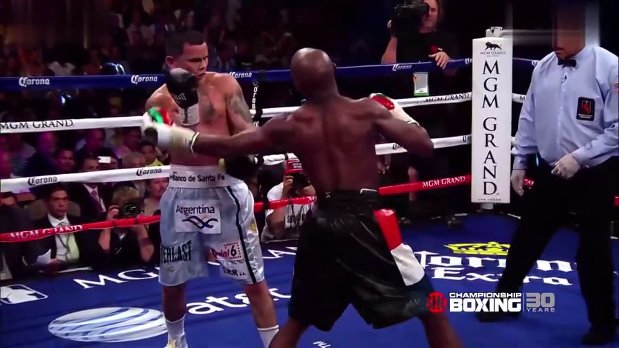 【拳坛经典】梅威瑟vs麦达纳二番战复盘：咬手风波+一致判定，不败金身续写传奇