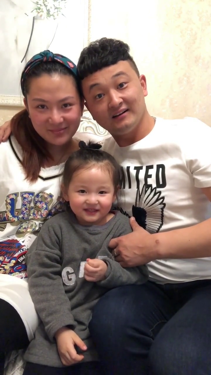 一家三口甜蜜开唱,爸爸不要宝宝了怎么还那么开心