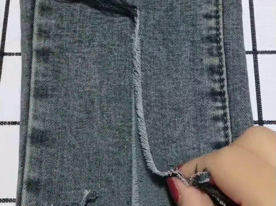 剪碎的不仅是新裤，更是心中的结——解析梦见姐姐把我的新裤子剪烂了的深层含义