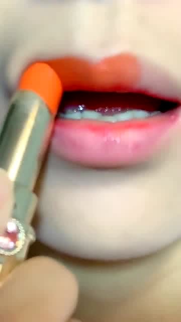 皮肤白适合什么颜色镜架，皮肤白适合染什么颜色头发女
