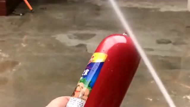 新买的高压水枪试试威力,直接用来切火腿肠,下一秒尴尬了啊