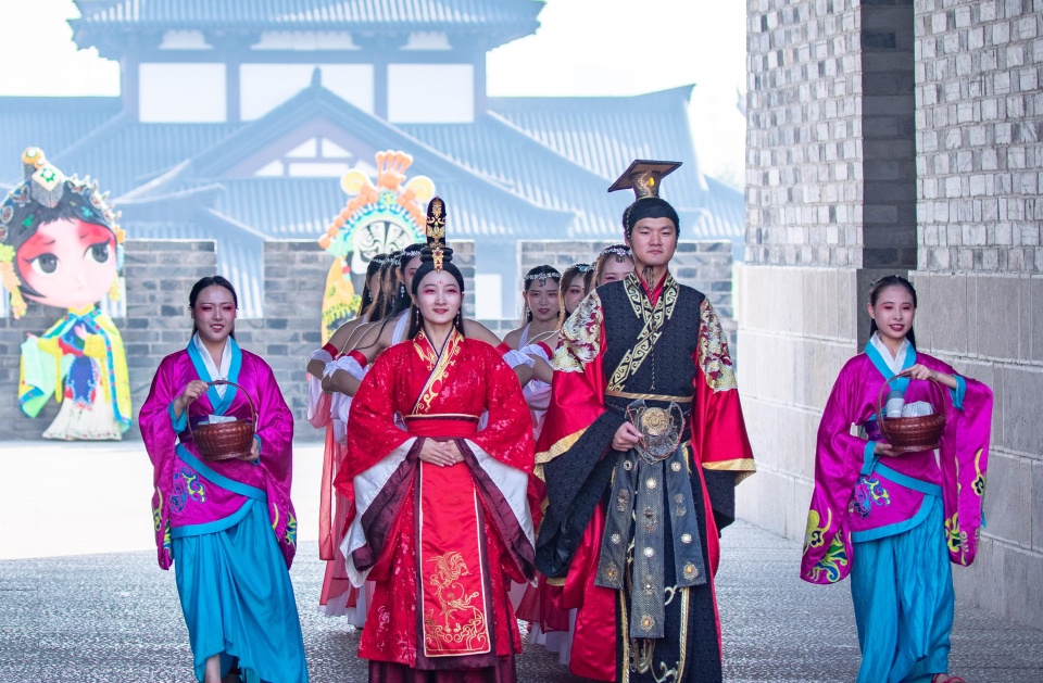 项羽"富贵不还乡,如锦衣夜行"的回答因乡愁么?司马迁看不明白