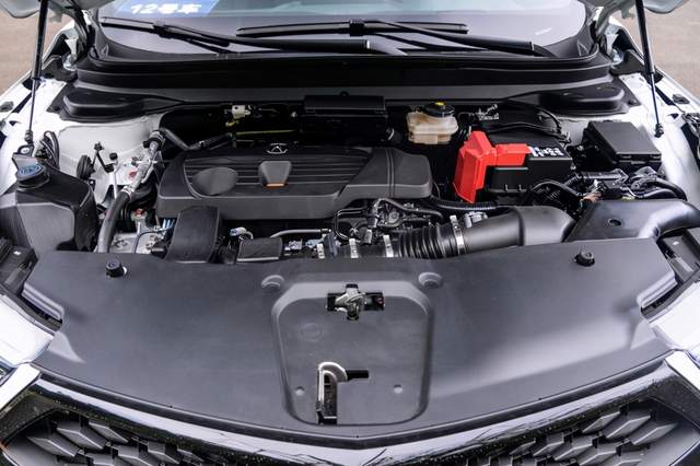 时是同时踩离合器并松油门,在动力切断的瞬间发动机转速也开始下降