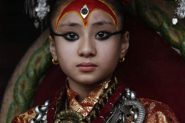 脚不沾地的"活女神",本国国王见了都要跪拜,为啥却无人敢娶?