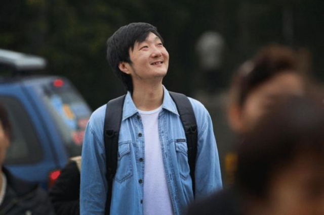 王大治近况罕曝光!带妻女坐巷口吃路边摊,周围环境不堪显落魄