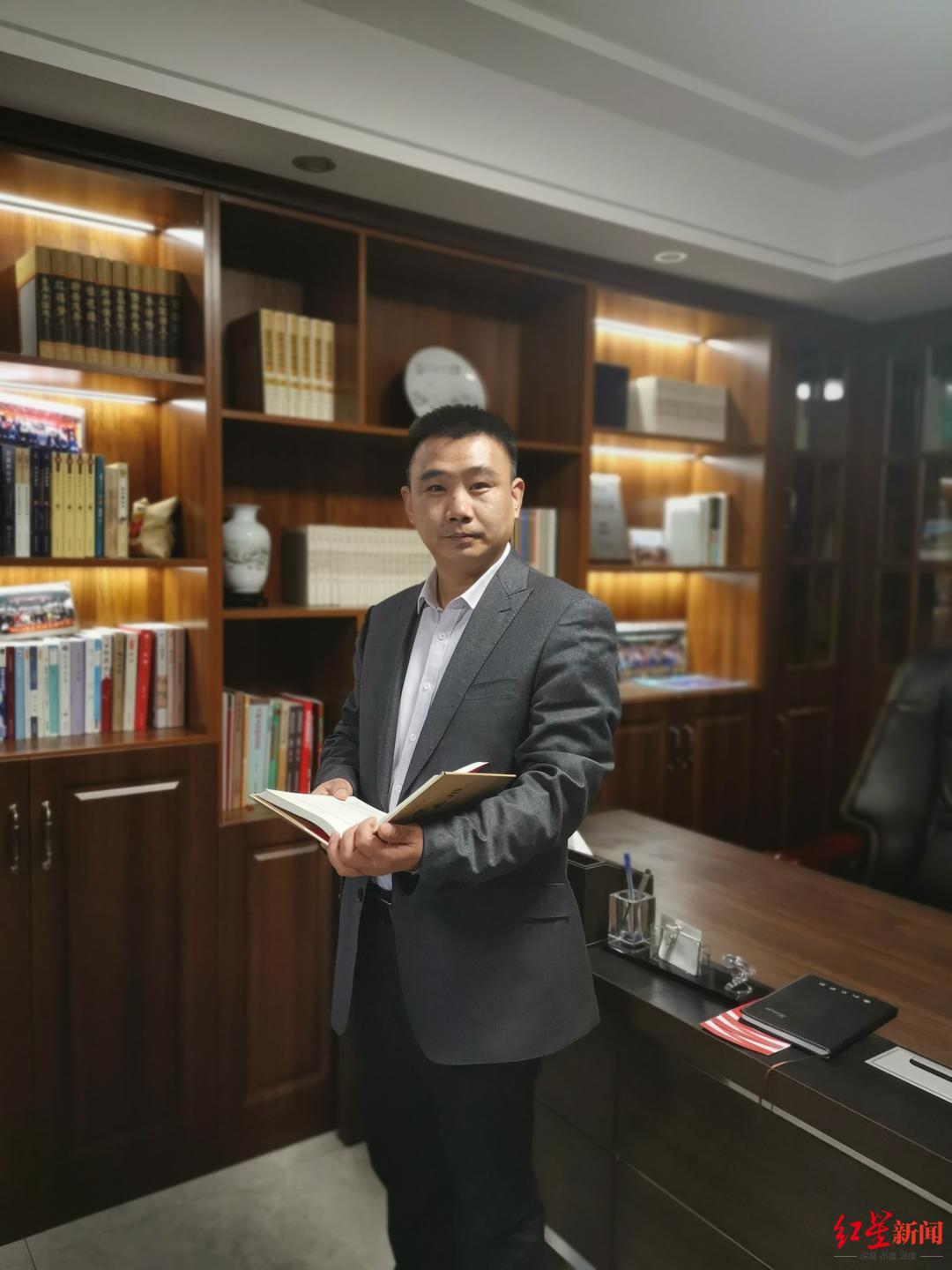 当过军人,做过律师,现在开创"警务小说"门派,这位网络作家像开了挂-看