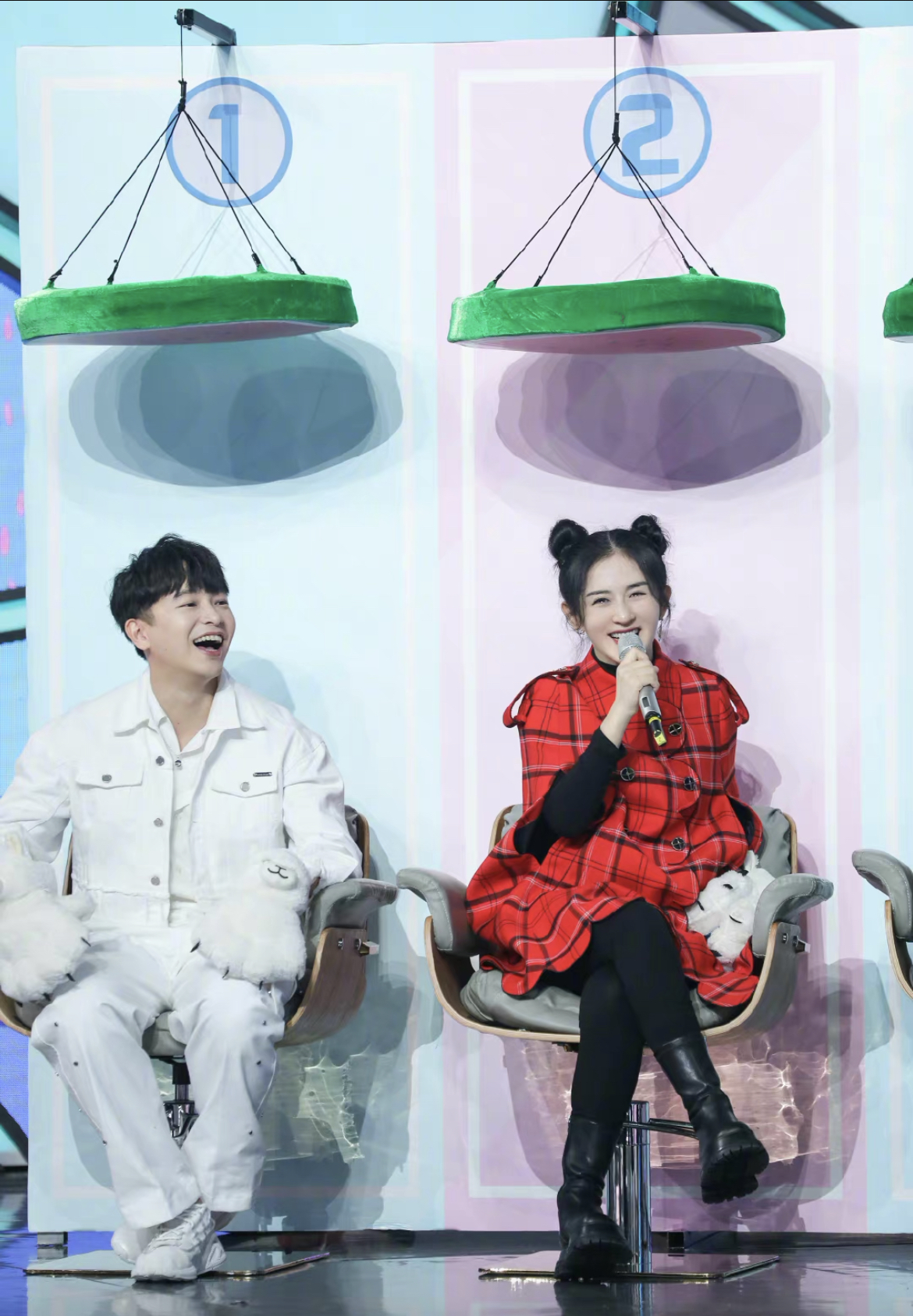 谢娜怀二胎后晒工作照小腹隆起孕味浓满脸温柔散发母性光辉