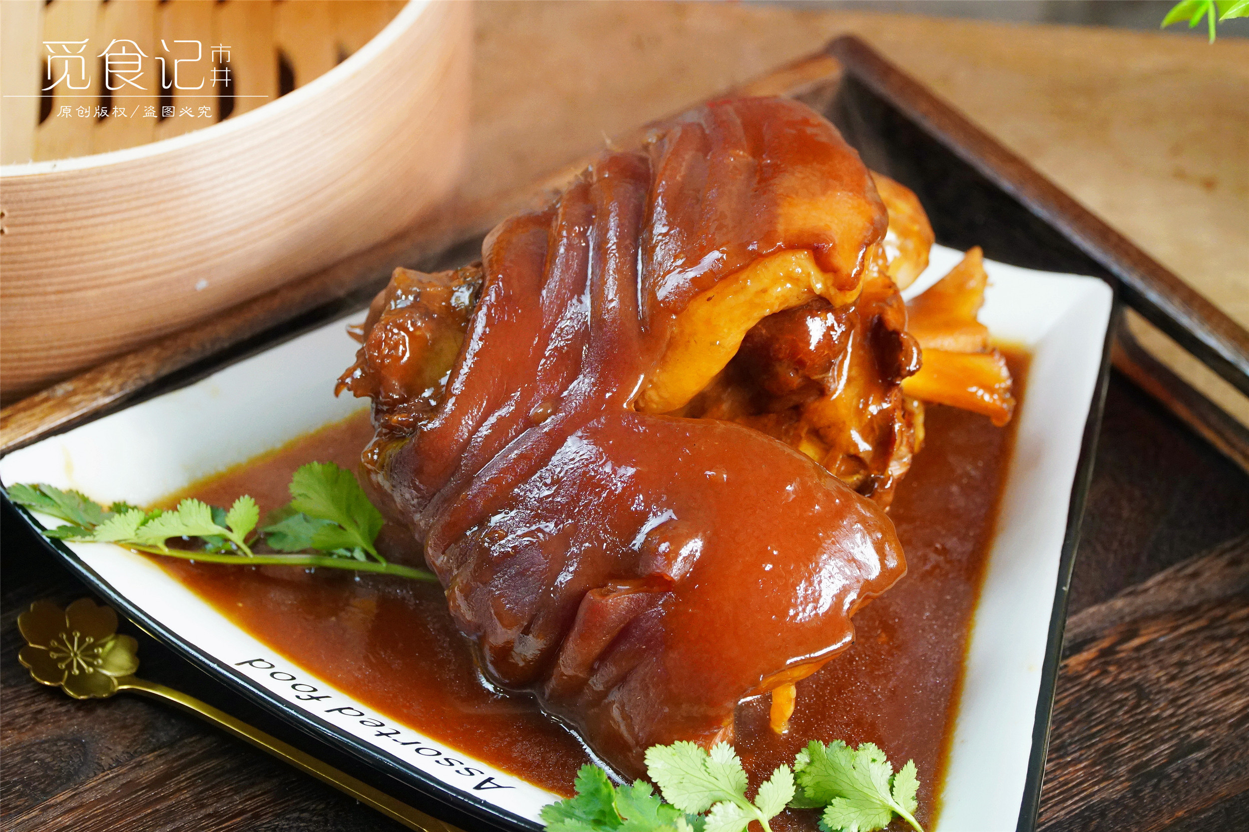 三,红烧肘子7,将做好的芡汁均匀地浇在扣碗小酥肉上即可,撒上一些小葱