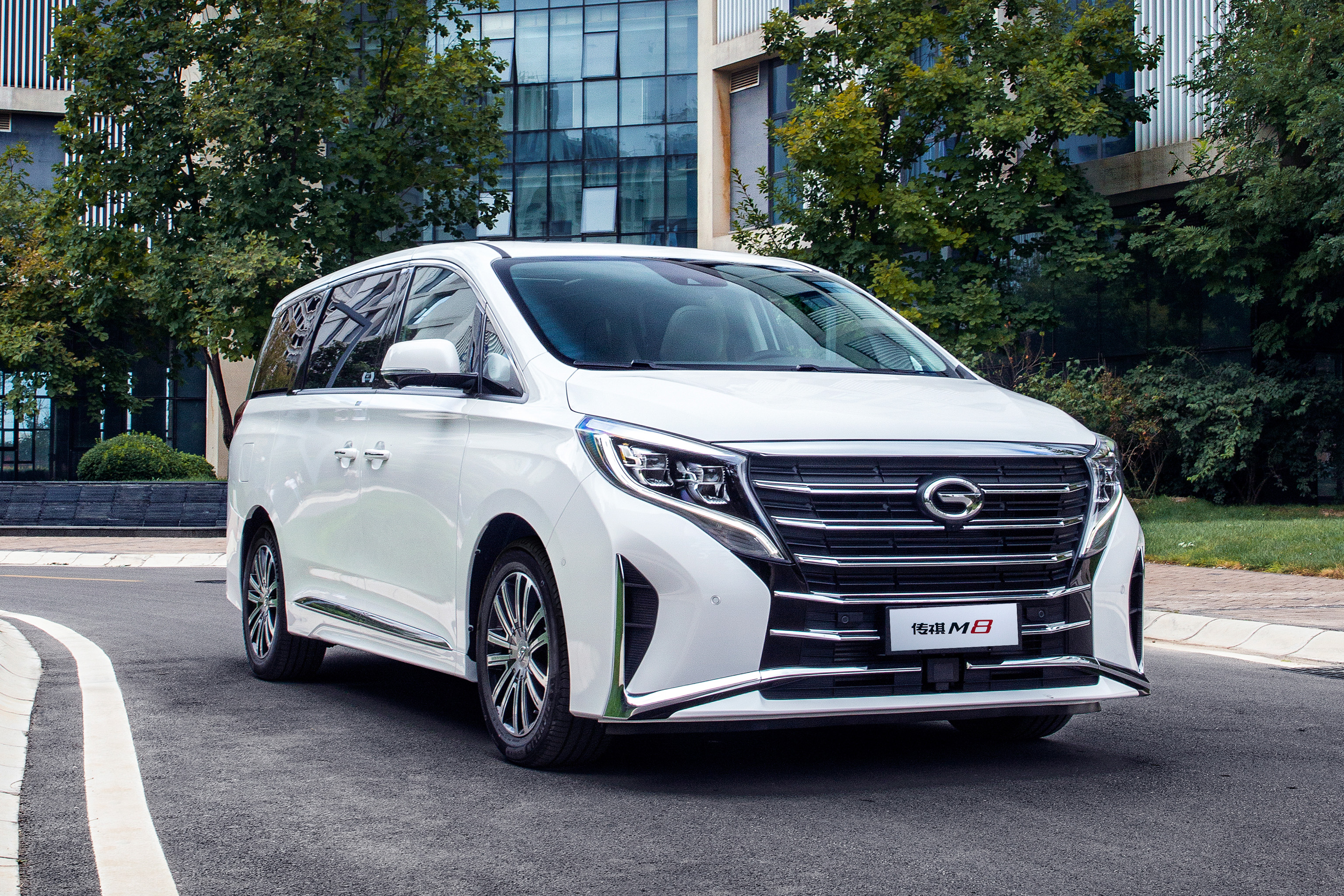前脸"凶"过埃尔法 广汽传祺m8官图发布-看点快报