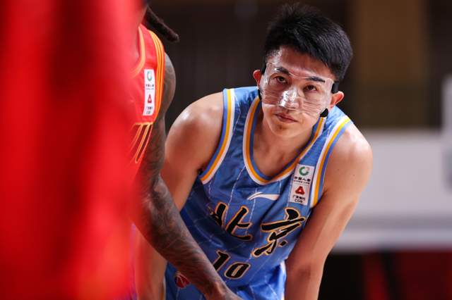 刘晓宇结束停赛复出,鼻骨伤势尚未痊愈,将继续戴面具出战