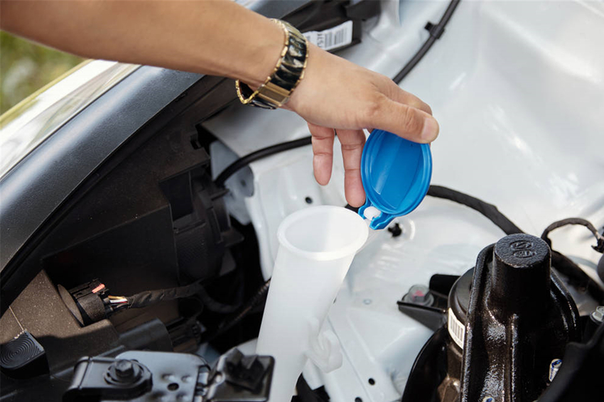 汽车玻璃水水壶炸裂,车主损失200块,原因竟是自己加了玻璃水?