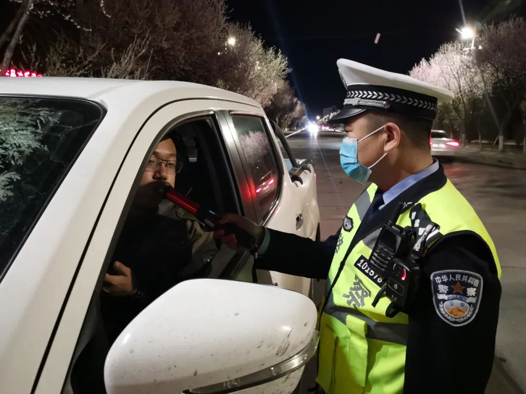鄂尔多斯:全警打酒驾,为清明假期营造良好交通出行环境